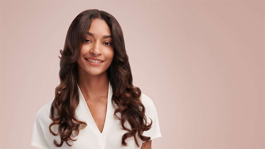 Mannequin portant un style soufflé bouclé