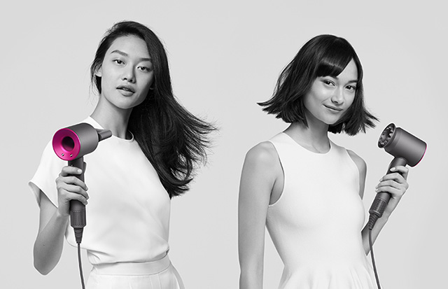 兩位使用Dyson Supersonic&trade;的女性